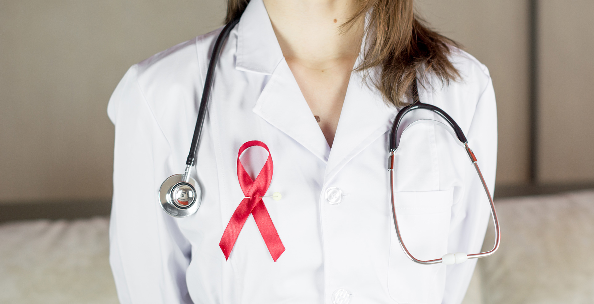 Une médecin avec le ruban contre le SIDA
