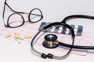 Stéthoscope, médicaments et tracé d'électrocardiogramme, données de suivi d'un parcours patient
