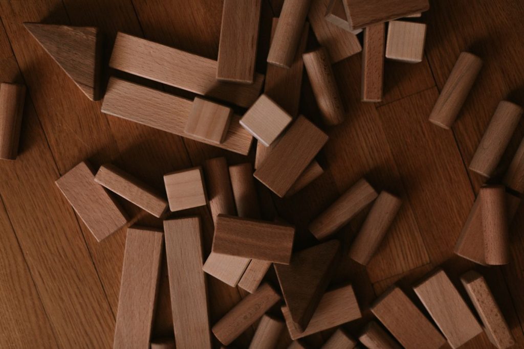 Blocs de construction en bois éparpillés, image des composants réutilisables de Symfony