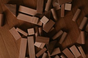 Blocs de construction en bois éparpillés, image des composants réutilisables de Symfony