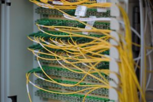 Câbles de fibre optique dans une baie de brassage, l'exploitation et la maintenance des applications